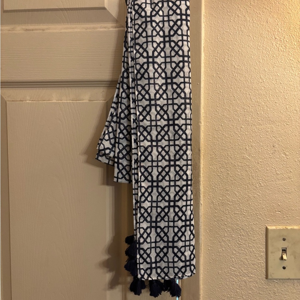 Geometric Black and White Tassel Scarf